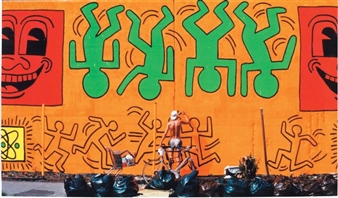 Keith Haring painting the house, Bavery wall in 1982 - Martha Cooper