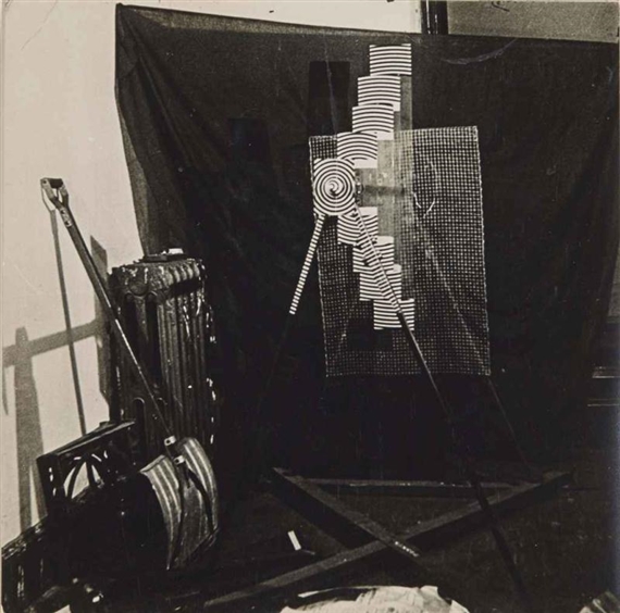 Th caloría Venta ambulante Marcel Duchamp | Duchamp's studio, New York (Rotary Glass Plates (Precision  Optic) & In Advance with the Broken Arm) or Stereopticon (1920) | MutualArt