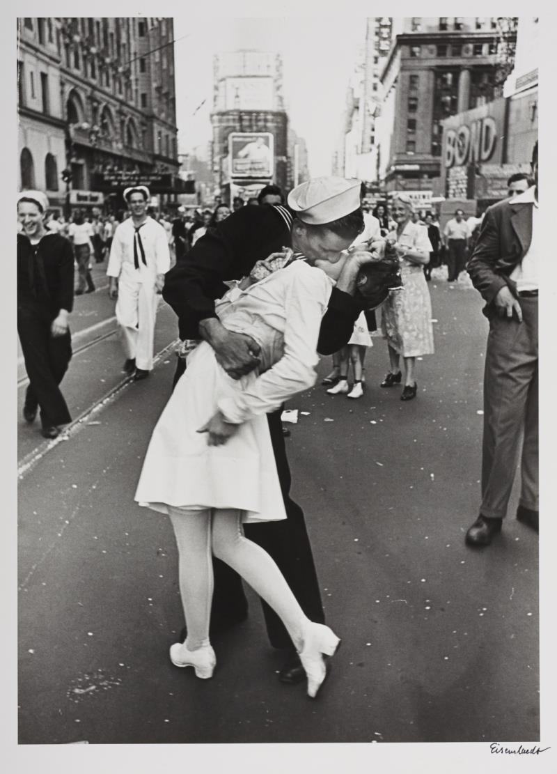Alfred Eisenstaedt | V-J Day Kiss, Times Square, New York 1945 (1970 ...