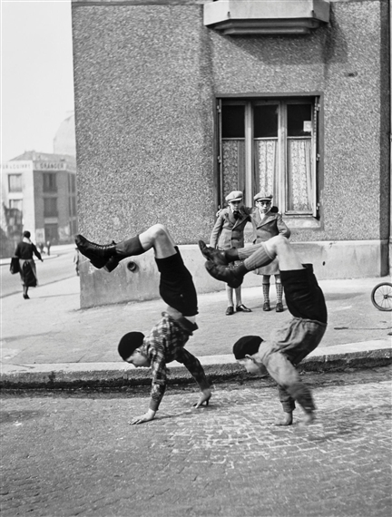 Robert Doisneau | Les Pieds au Mur (1934) | MutualArt