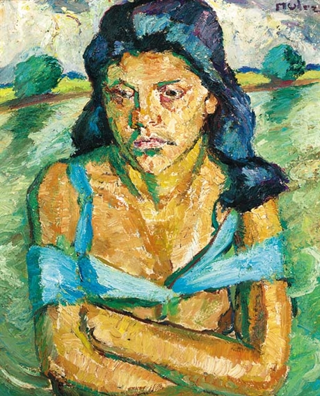 Femme brune au bras croisés