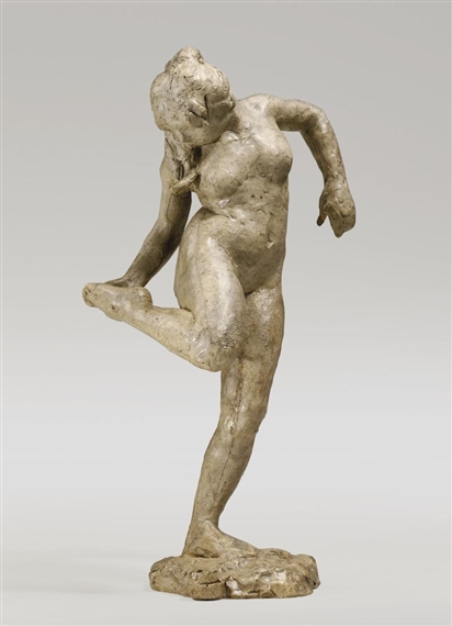 DANSEUSE REGARDANT LA PLANTE DE SON PIED DROIT