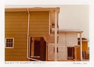Fotoarbeiten: Row of Houses in New Housing Development, Staten Island by Dan Graham