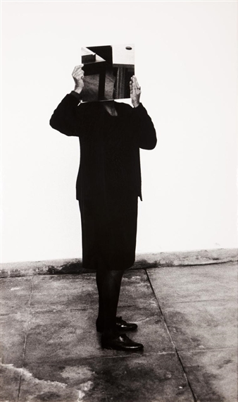 Dentro de mim by Helena Almeida, 2000