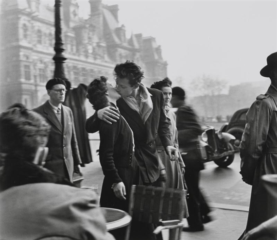 Le Baiser de l'Hôtel de Ville by Robert Doisneau, 1950, printed 1980s