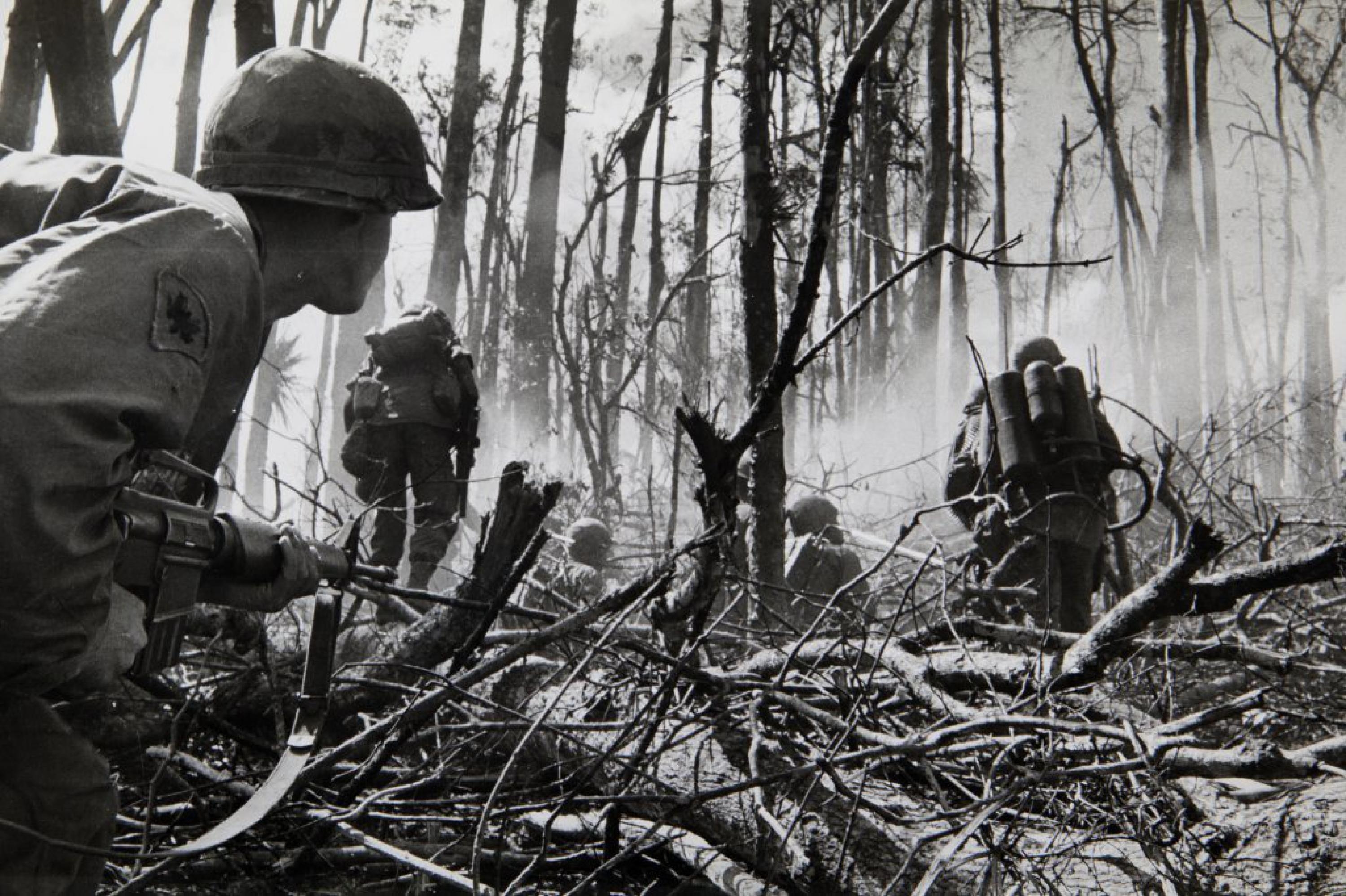 Vietnam, the battle of Dark by Gilles Caron, 1967