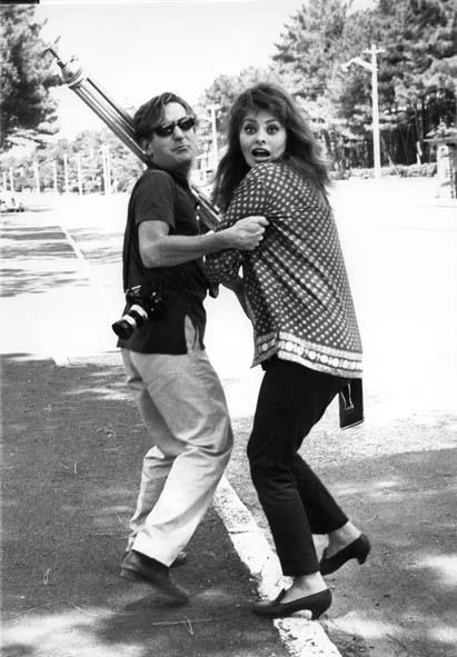 pierluigi-praturlon-sophia-loren-con-paparazzo-circa-1970-mutualart