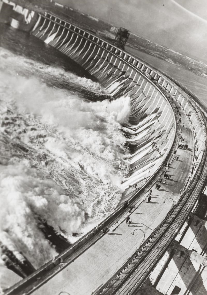 Construction of the Dnieprostroi Dam by Max Alpert, circa 1935