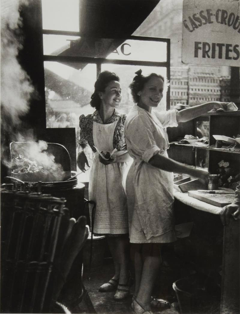 Willy Ronis | Marchands de frites, rue Rambuteau (1946