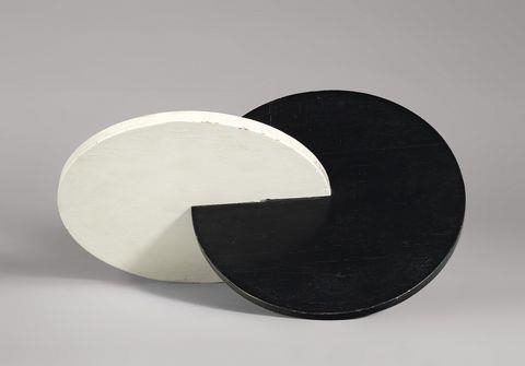 ZWEI VERKLAMMERTE SCHEIBEN