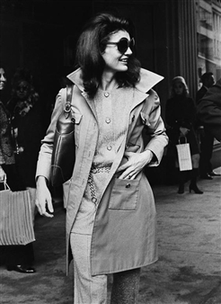Galella Ron | JACKIE ONASSIS CROSSING 5TH AVENUE AFTER ONE OF HER USUAL ...