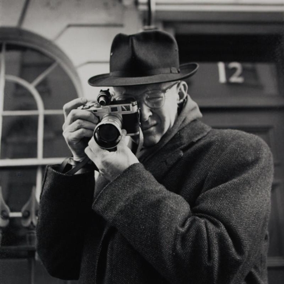 Jane Bown | Henri Cartier-Bresson mit / with Leica M3, Paris 1957 ...