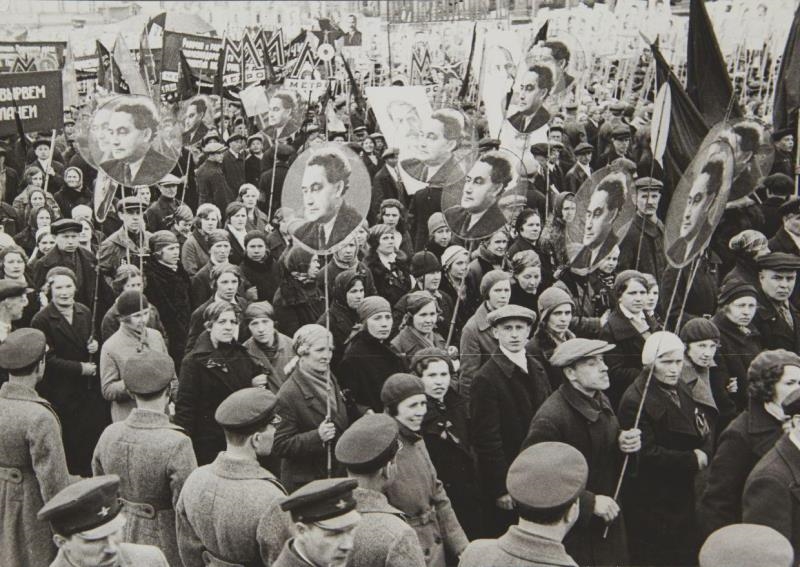 Artwork by Georgi Zelma, Protest am Roten Platz - Forderung der Freilassung von G. Dimitrov/Protest on Red Square, Demanding the Release of G. Dimitrov, Moscow 1935, Made of Gelatin silver print