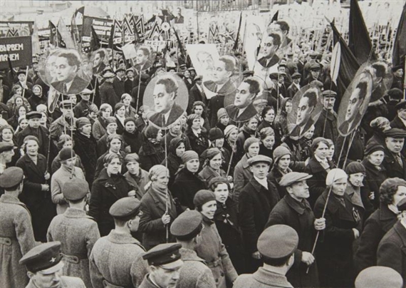 Protest am Roten Platz - Forderung der Freilassung von G. Dimitrov/Protest on Red Square, Demanding the Release of G. Dimitrov, Moscow 1935 by Georgi Zelma, Printed 1960s
