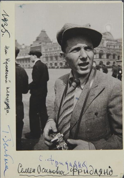 Simon Fridland mit/with Leica III, Red Square, Moscow 1935