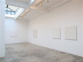 Enrico Castellani “Alla radice del non illusorio” at Cardi Gallery, Milan