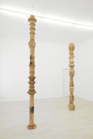 Mariana Castillo Deball: Reliefpfeiler - Barbara Wien