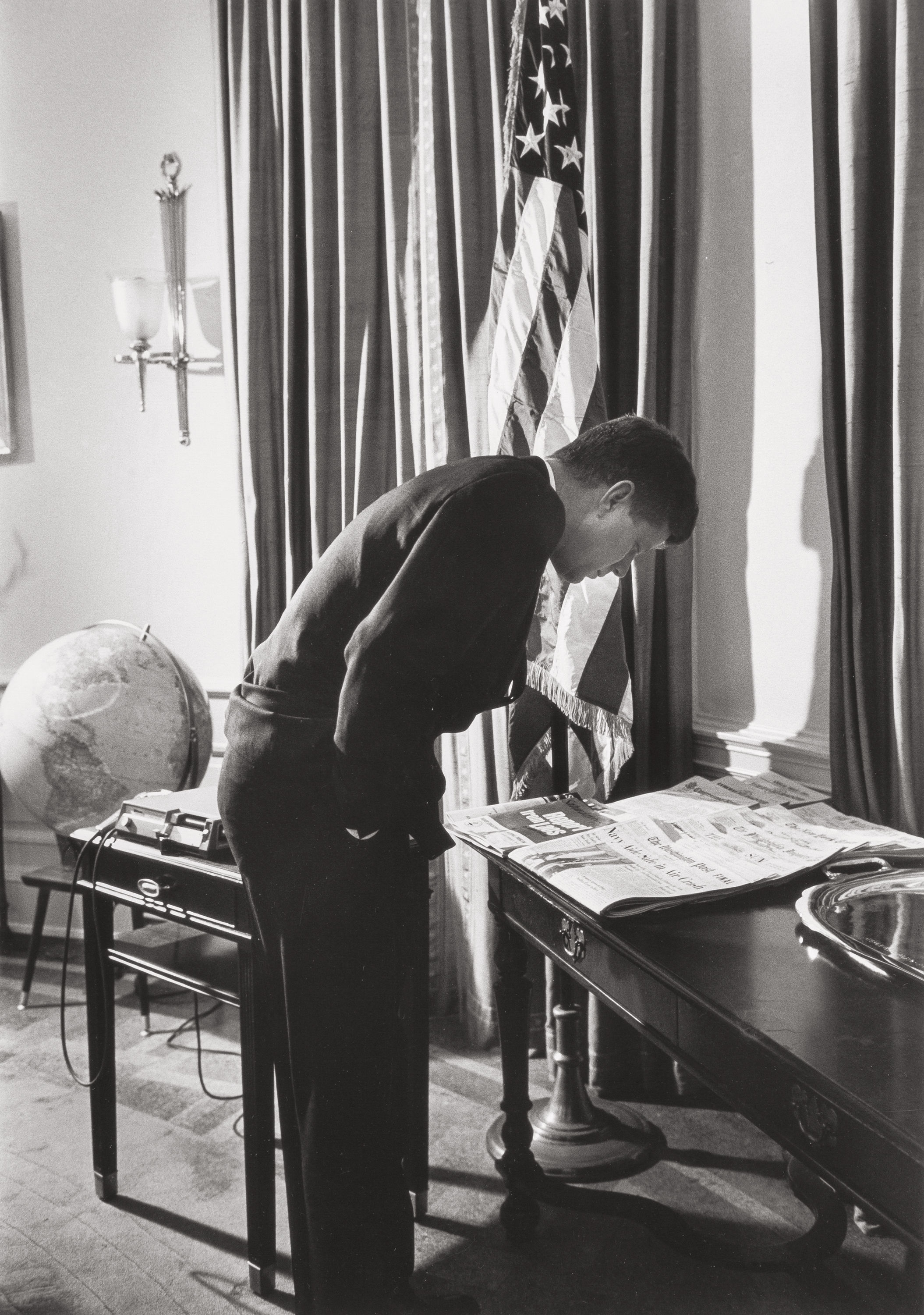 Alfred Eisenstaedt President John F Kennedy In The Oval Office Mutualart 