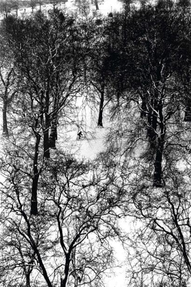A Londres, un cycliste dans Hyde Park sous la neige. Vue prise depuis l'hôtel Hilton. by Benoit Gysembergh, 1994, printed later