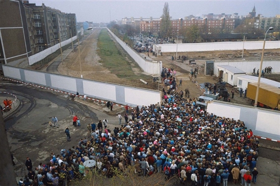 La chute du mur de Berlin. Plusieurs milliers d'Allemands de l'Est se rendent à l'Ouest pour y passer le week-end. by Benoit Gysembergh, 1989, printed later