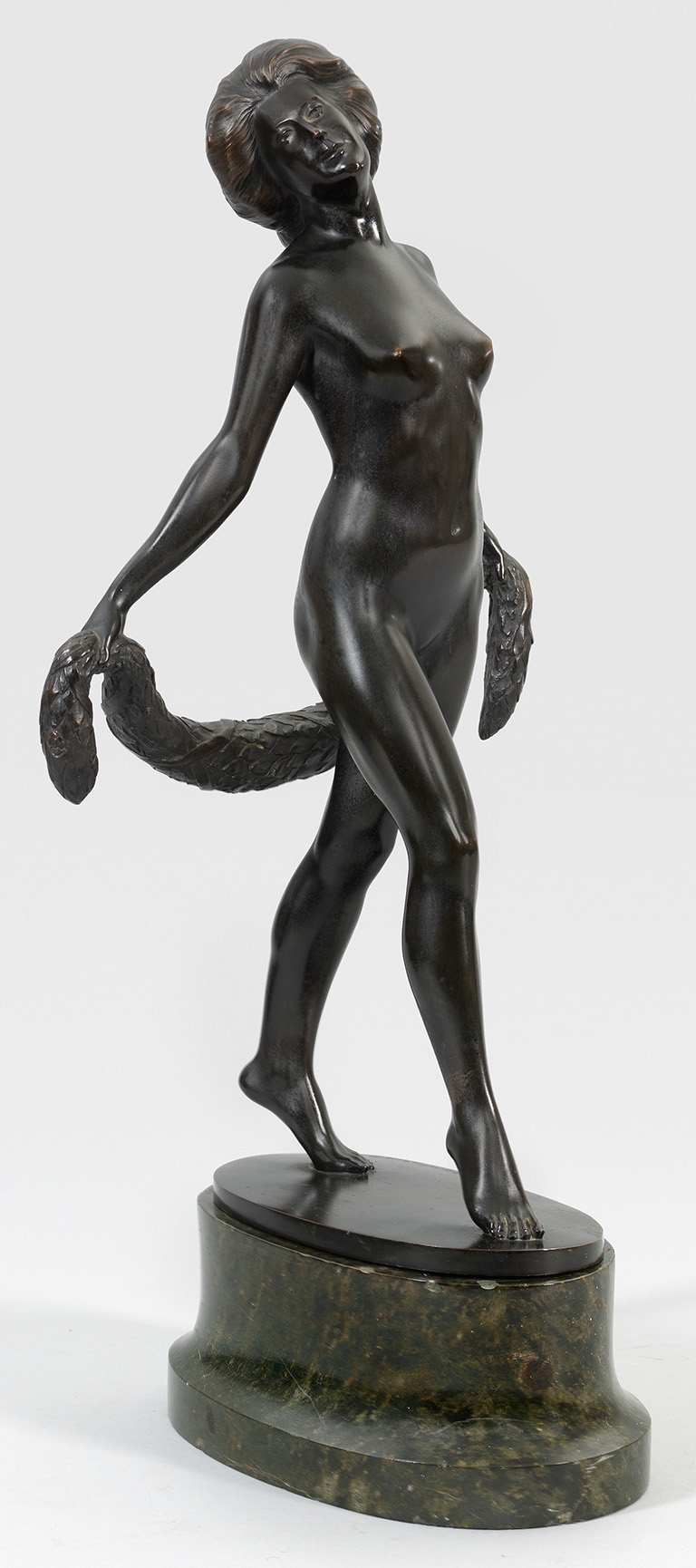 Artwork by Gustav von Bechtolsheim, Weiblicher Akt mit Lorbeergirlande, Made of dark patinated bronze