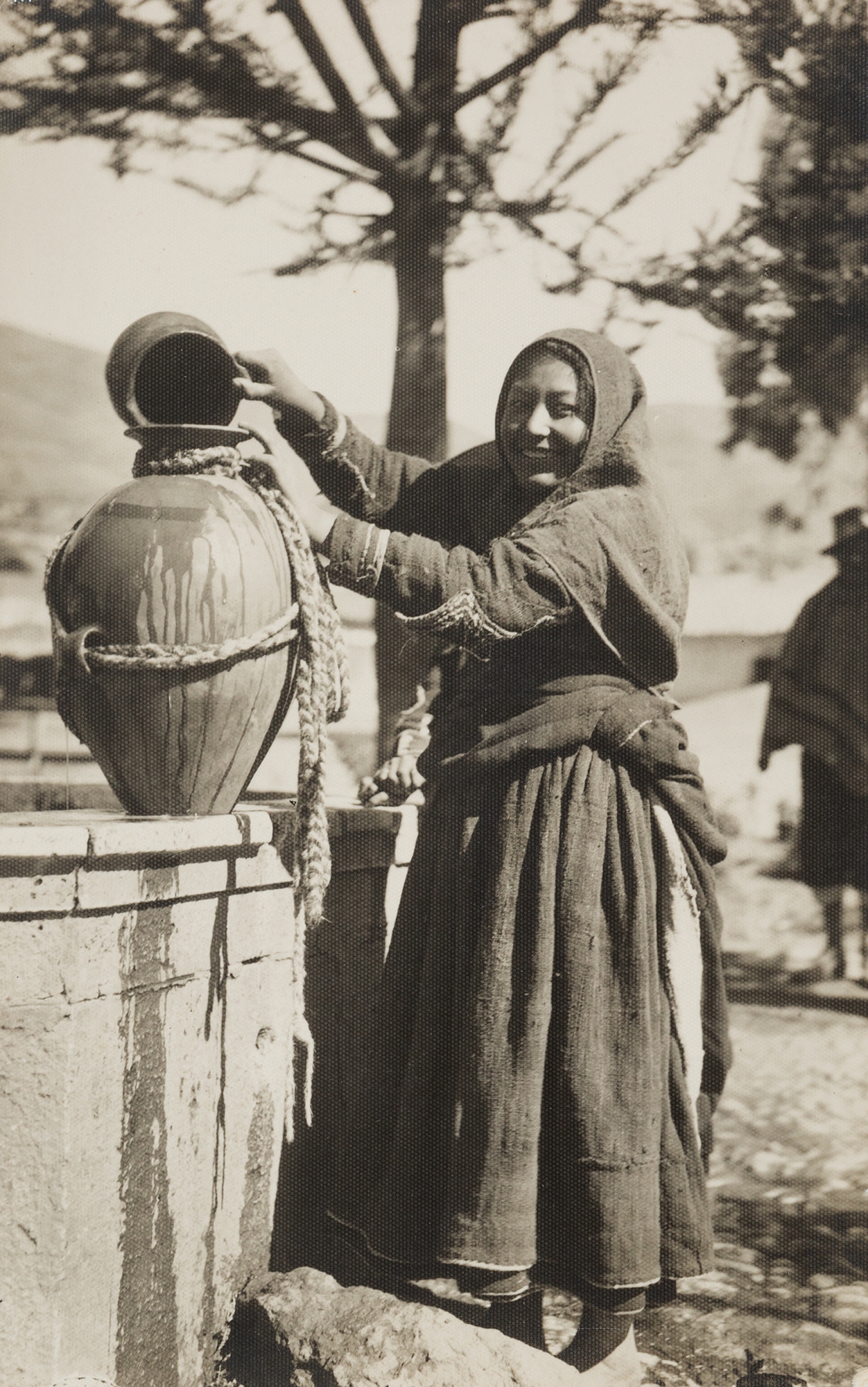 Al pozzo, Cuzco, Perù by Martin Chambi, circa 1920