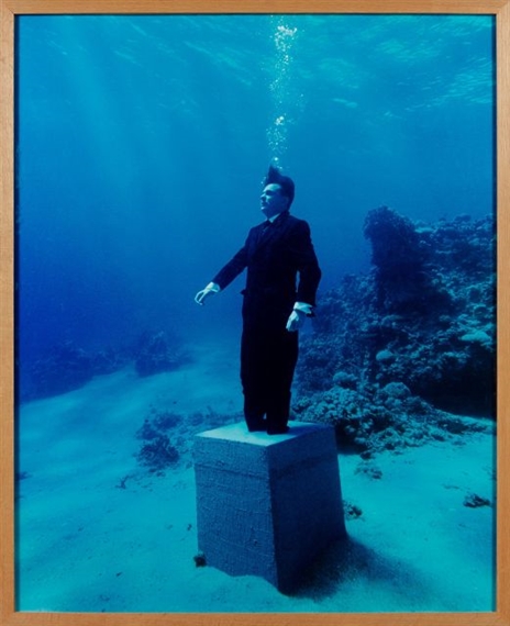 SOCLE RATIONNEL (HOMMAGE A LA MAFIA) by Philippe Ramette, 2002