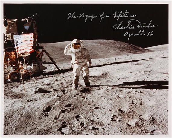 Photo Nasa Apollo 16 John W Young sur la lune salue drapeau Etats-Unis 