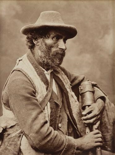 Italie, c. 1870. Pifferaro avec son instrument. by Carlo Naya