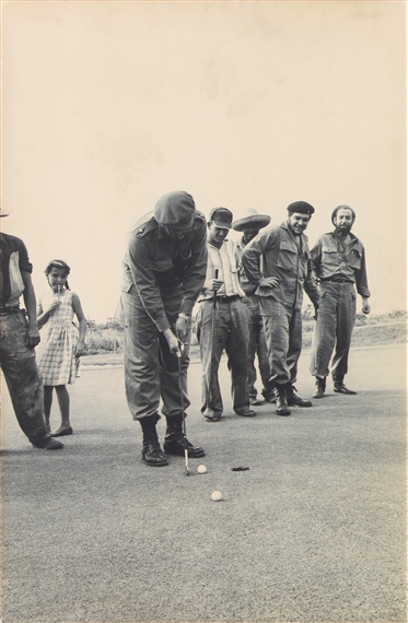 2 Works: Che Guevara und Fidel Castro beim Golfspielen by Alberto Korda, Circa 1960
