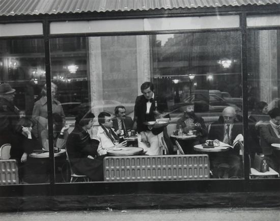 Artwork by Tod Papageorge, Paris, Made of Gelatin silver print