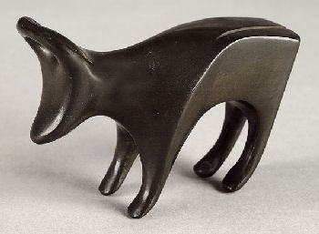 Zurückweichende Kuh mit geschlossenen Hörnern. by Ewald Mataré, 1950