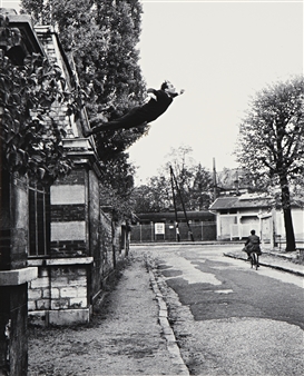 LEAP INTO THE VOID (5, RUE GENTIL-BERNARD, FONTENAY-AUX-ROSES, OCTOBER 1960) (ARTISTIC ACTION BY YVES KLEIN - COLLABORATION HARRY SHUNK AND JÁNOS KENDER) - Yves Klein