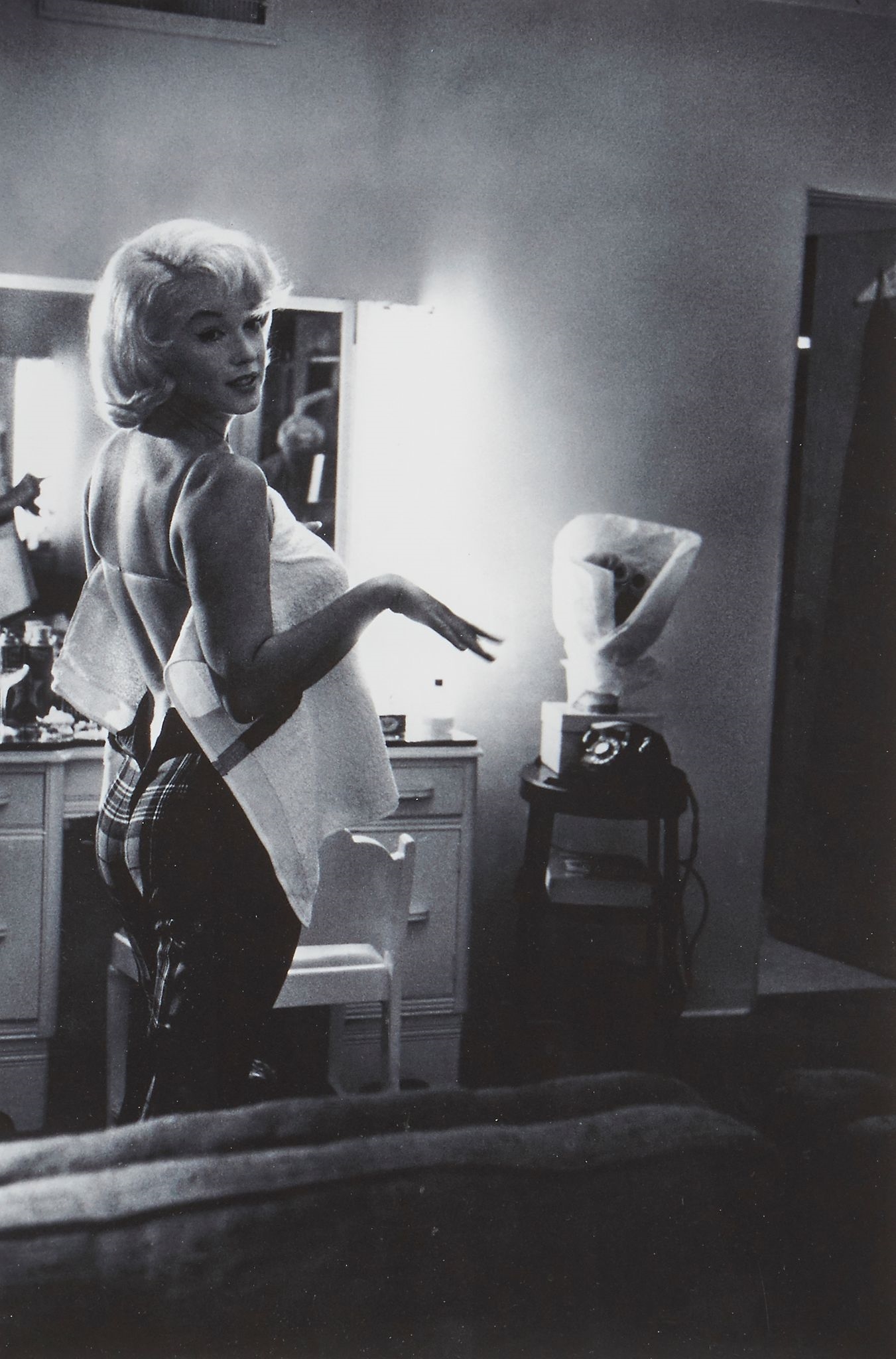 eve-arnold-marilyn-monroe-getting-ready-mutualart