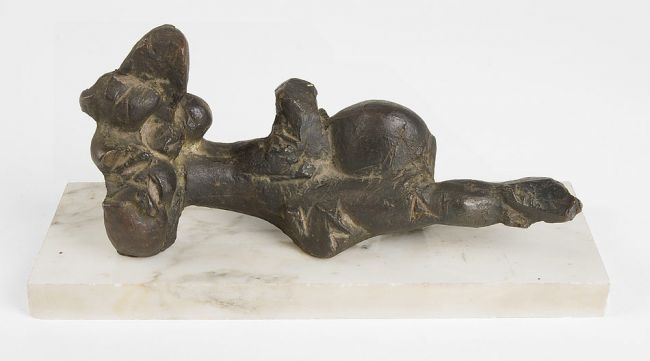 Artwork by Rolf Szymanski, Figurenskizze, liegend., Made of bronze