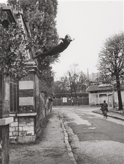 Le Peintre de l'espace se Jette dans le Vide!, Yves) Klein - Harry Shunk