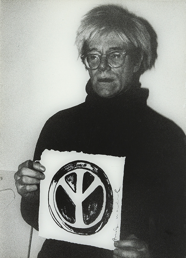 Harry Shunk | Andy Warhol mit Zeichnung (1985) | MutualArt