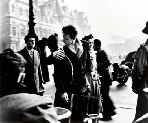 Le Baiser de l'Hôtel de Ville by Robert Doisneau, 1950