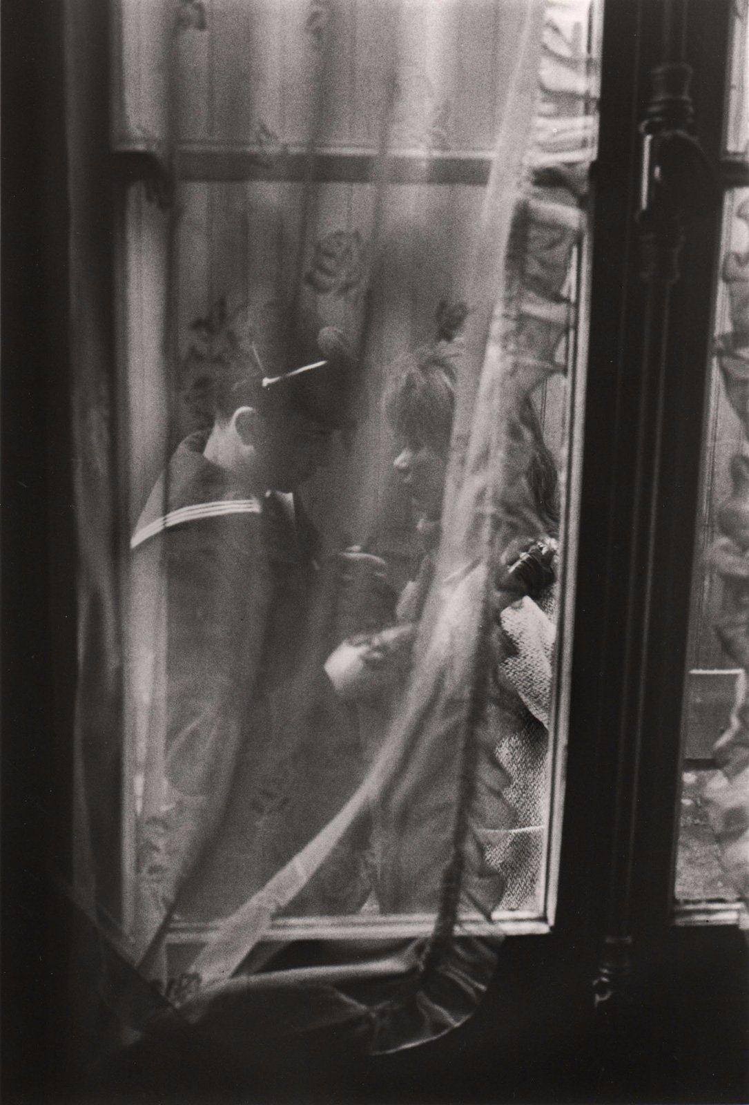Les adieux du permissionnaire, Paris by Willy Ronis, 1963