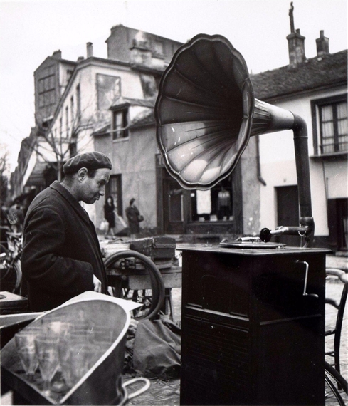 Marché aux puces, Kremlin-Bicêtre by Robert Doisneau, 1946