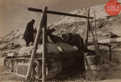 Réparation d’un tank soviétique avec un portique de levage en bois by Georgi Zelma