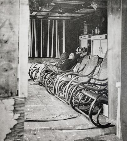 Arnulf Rainer aus der Serie: Künstler bei der Arbeit by Elfriede Mejchar, 1960