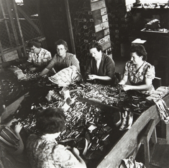 Women loading rounds into clips, ammunition factory, Hamilton - John Pascoe