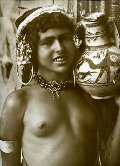 Nude girl young in Algiers