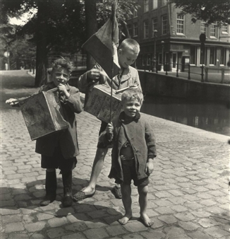 4 works: Three Amsterdam boys parading with their selfmade drums - Emmy Andriesse