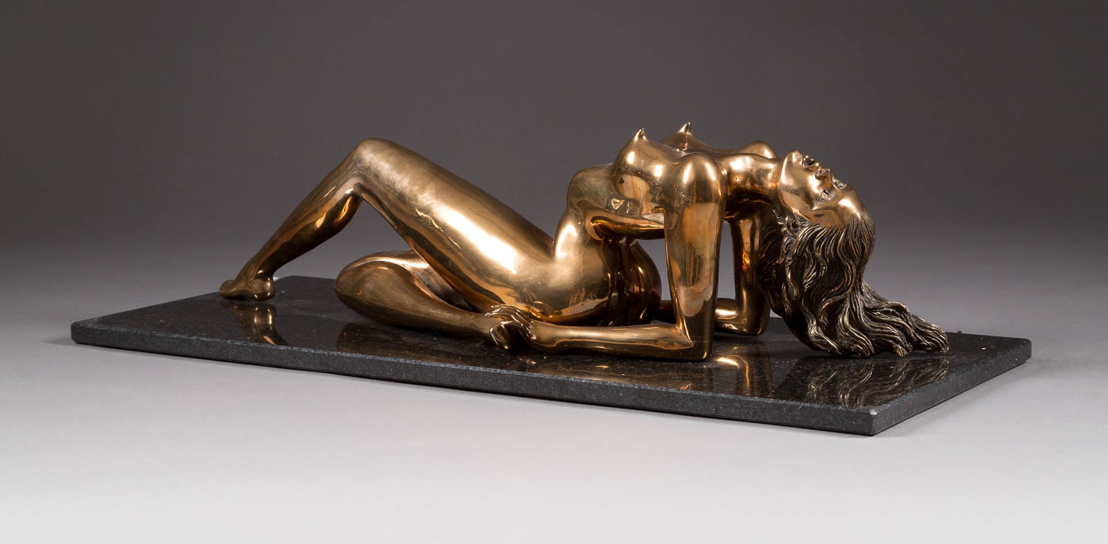 Artwork by Walter Pugni, LIEGENDER FRAUENAKT, Made of gilded bronze, marble base