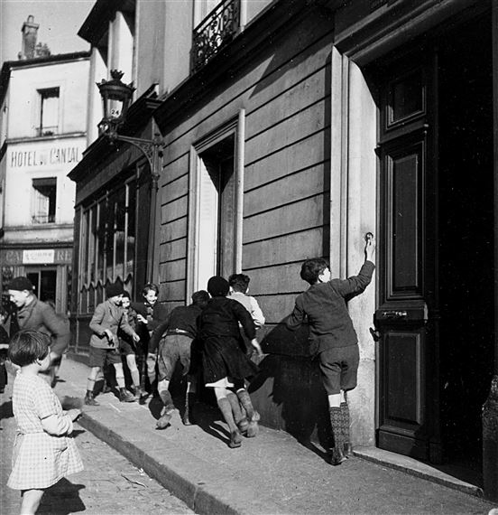 La Sonnette by Robert Doisneau, 1934