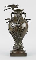 Vase au décor en haut-relief d’iris et d’oiseaux - J. Tiberius