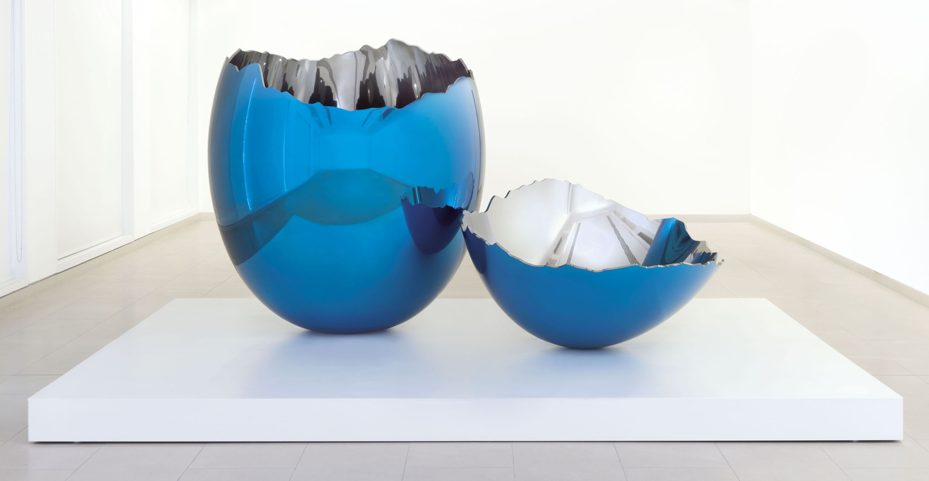 Artwork by Jeff Koons, Cracked Egg (Blue), Made of mirror-polished stainless steel with transparent colour coating