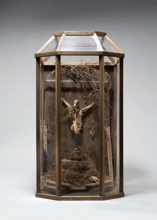 Artwork by Karina Raeck, Metamorphose Christi, Made of plexiglass box with material assemblage